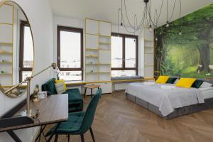 1 dormitorio con 1 cama, escritorio y sillas en Royal Garden Apartment in Wilanow by Renters Prestige, en Varsovia
