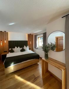 カウナータールにあるApart WiesenPlatzlのベッドルーム(ベッド1台、大きな鏡付)