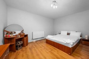 Ένα ή περισσότερα κρεβάτια σε δωμάτιο στο Central Apartament Predeal Nr 7