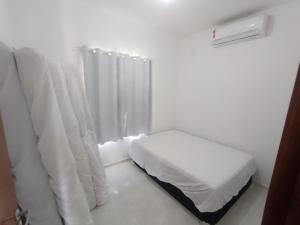 皮廷布的住宿－Paraíso Praia Bela，白色的客房设有床和窗户。