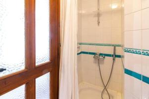y baño con ducha y cortina de ducha. en Club Patara 145, en Kalkan