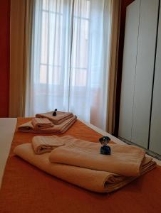 duas toalhas sentadas em cima de uma cama em Suleima B&B Messina Centro em Messina