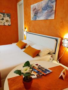 Habitación de hotel con cama y mesa con sidra de mesa en Suleima B&B Messina Centro, en Messina