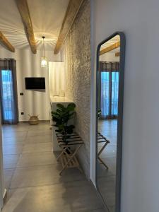 Телевизор и/или развлекательный центр в SOPHILIA SUITES