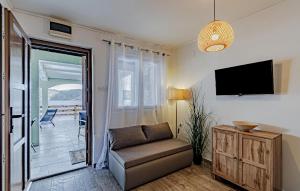Il comprend un salon doté d'un canapé et d'une télévision à écran plat. dans l'établissement Lovely Home In Vela Luka With House Sea View, à Vela Luka