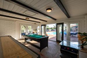 H1 California Adobe Estate at Moonlight Ranch, Views, Private, Heated pool, Jacuzzi, Petting zoo! في فيستا: غرفة مع طاولة بلياردو وكرة تنس طاولة