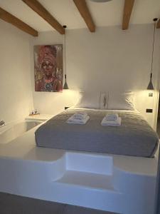1 dormitorio con 1 cama con 2 toallas en SOPHILIA SUITES, en Koufonisia