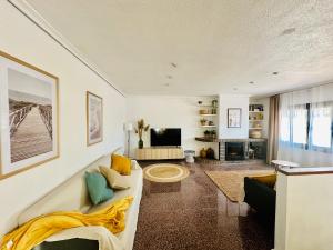 a living room with a couch and a television at La Villa in Benicàssim