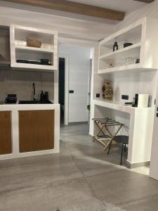 Кухня или мини-кухня в SOPHILIA SUITES
