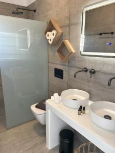 Ванная комната в SOPHILIA SUITES