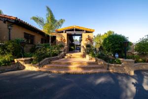 una casa con un conjunto de escaleras delante de ella en H1 California Adobe Estate at Moonlight Ranch, Views, Private, Heated pool, Jacuzzi, Petting zoo!, en Vista