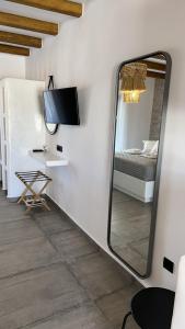 Телевизор и/или развлекательный центр в SOPHILIA SUITES