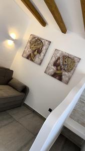 Гостиная зона в SOPHILIA SUITES