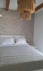 Кровать или кровати в номере SOPHILIA SUITES