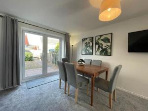 a dining room with a table and chairs and a window at 2 Bed House Nr Shrewsbury Hospital in Bicton