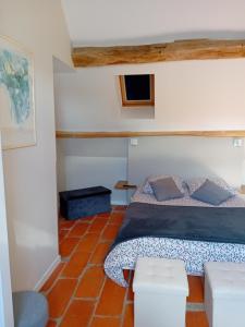 - une chambre avec un lit dans l'établissement Ode au Bonheur St Georges sur Cher, à Saint-Georges-sur-Cher