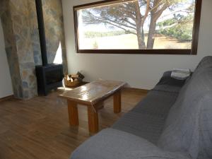 ein Wohnzimmer mit einem Sofa und einem Holzofen in der Unterkunft El Rodenal in Valera de Abajo