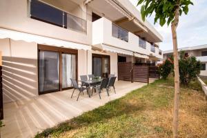 ゲラキニにあるHarry Sea Side Family Apartment, Gerakiniの家のパティオ(テーブル、椅子付)