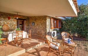 Ioppolo的住宿－Beautiful Home In Joppolo With Wi-fi，一个带桌椅的庭院和一座建筑