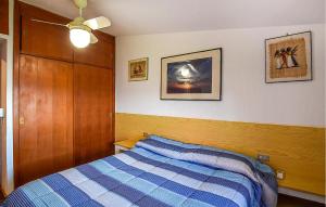 um quarto com uma cama e duas fotografias na parede em Beautiful Home In Joppolo With Wi-fi em Ioppolo