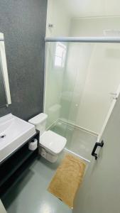 沙佩科的住宿－Kitinete Mobiliada，带淋浴、卫生间和盥洗盆的浴室