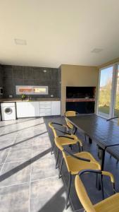 eine Küche mit einem Tisch und Stühlen im Zimmer in der Unterkunft Vi Hosting Cabañas Premium in Salta