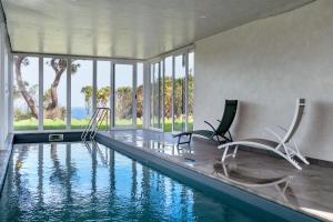 BiscoitosRocha do Mar 2的一座带两把椅子的游泳池的房子