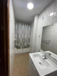 Koupelna v ubytování APARTAMENTOS LEONOR + 2 fotografie