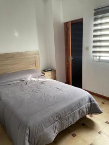 una camera con letto e testata in legno di APARTAMENTOS LEONOR a Baeza