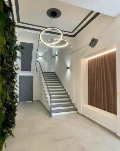 una escalera en un edificio con una lámpara de araña en Modernes Apartment im Zentrum von Karlsruhe, en Karlsruhe