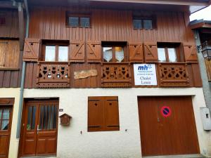 um edifício com portas e janelas de madeira em La Ferme à Louis em Courchevel