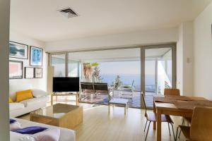 een woonkamer met uitzicht op de oceaan bij Sitges Suites in Sitges