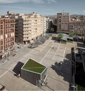 een luchtzicht op een parkeerplaats in een stad bij Apartamento San Antón in Huesca