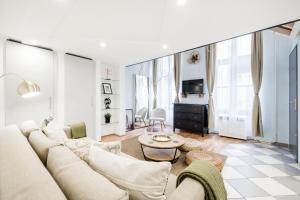 CENTRAL & Spacious HOME near Gozsdu Court, Quiet with AC 1061 Budapest, 22-24 Paulay Ede utca kép - 2