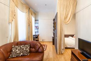 ein Wohnzimmer mit einer Couch und einem Bett in der Unterkunft Central apartments 2 x Free Parking x SELF CHECK-IN 24h by H&H in Vilnius