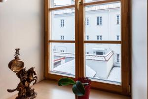 ein Fenster mit Blick auf ein Gebäude in der Unterkunft Central apartments 2 x Free Parking x SELF CHECK-IN 24h by H&H in Vilnius