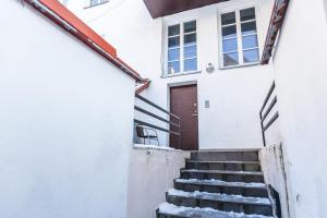eine Treppe, die zu einem Haus mit einer Tür führt in der Unterkunft Central apartments 2 x Free Parking x SELF CHECK-IN 24h by H&H in Vilnius