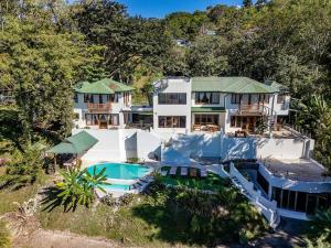 una vista aérea de una casa con piscina en Party house for family! en Tárcoles