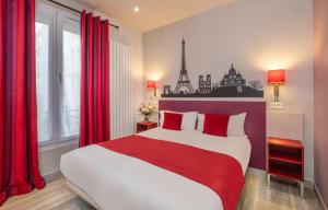 パリにあるグラン ホテル ドゥ トリノのベッドルーム1室(赤いカーテン付きの大型ベッド1台付)