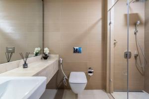 a bathroom with a shower and a toilet and a sink at GuestReady - Out of the Blue in Dubai