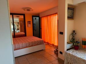 um quarto com uma cama e uma cortina laranja em Wonderful Roma em Roma