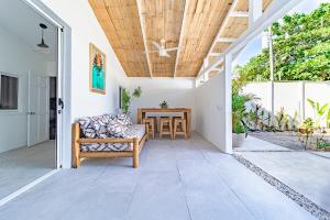 an open porch with a couch and a table at Casa Bonimus in Santa Teresa Beach