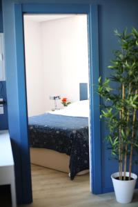 Schlafzimmer mit einem Bett und einem Spiegel in der Unterkunft Maestro Damián Moderno Apartamento a Estrenar en Bilbao in Bilbao