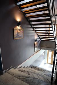 una escalera en una habitación con escalera en English House, en Bistriţa