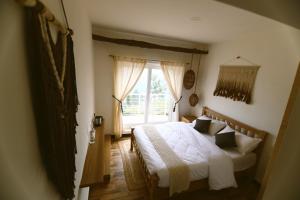 Schlafzimmer mit einem Bett und einem Fenster in der Unterkunft KACHINS Homes in Coonoor