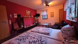 a bedroom with a large bed in a room at Ferienwohnung Lippmann in Dorfchemnitz