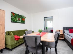 SR24 - Stilvolle Wohnung 2 in Herten في هيرتين: غرفة معيشة مع طاولة وأريكة