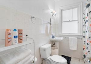 bagno bianco con servizi igienici e lavandino di Spacious 4 Bedroom House In Jacksonville a Jacksonville