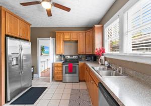 una cucina con armadietti in legno ed elettrodomestici in acciaio inossidabile di Spacious 4 Bedroom House In Jacksonville a Jacksonville