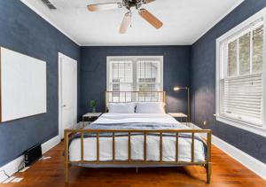 una camera da letto con un letto con pareti blu e un soffitto di Spacious 4 Bedroom House In Jacksonville a Jacksonville